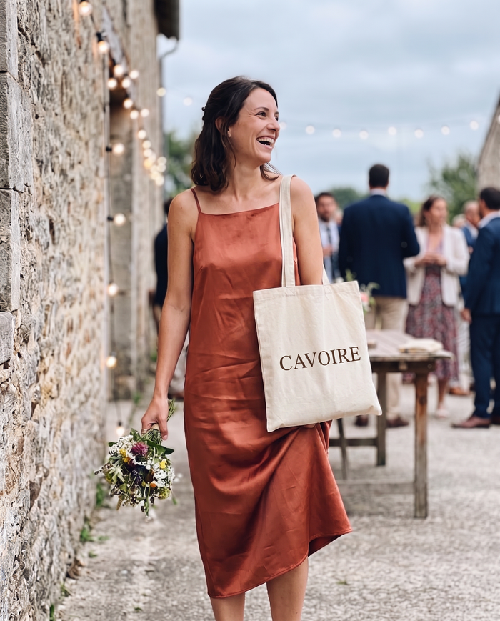 Femme en robe satinée terracotta à une réception de mariage de village