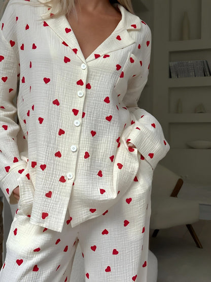 Clara - Pyjama Femme en Coton Style avec Motif Cœurs et Col Chemise