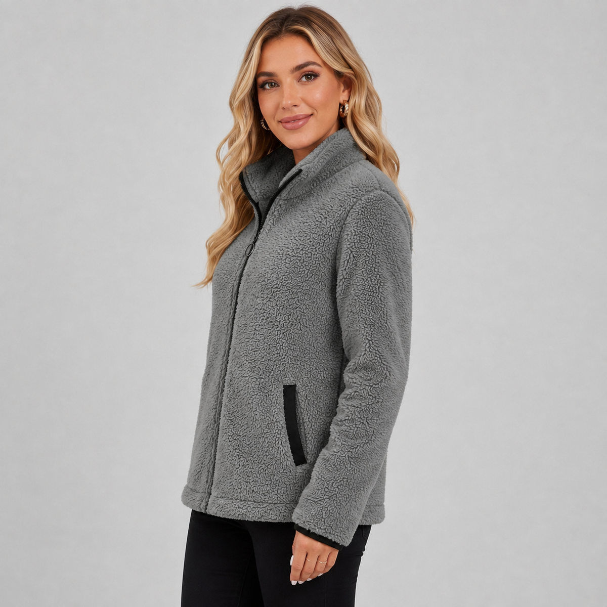 Clara - Veste femme courte et chaude à capuche zippée avec col montant