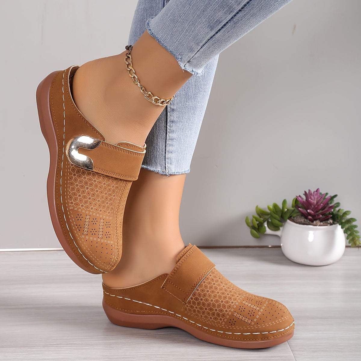 Inès - Sandales Femme Confortables à Boucle Dorée et Semelle Plate Chic