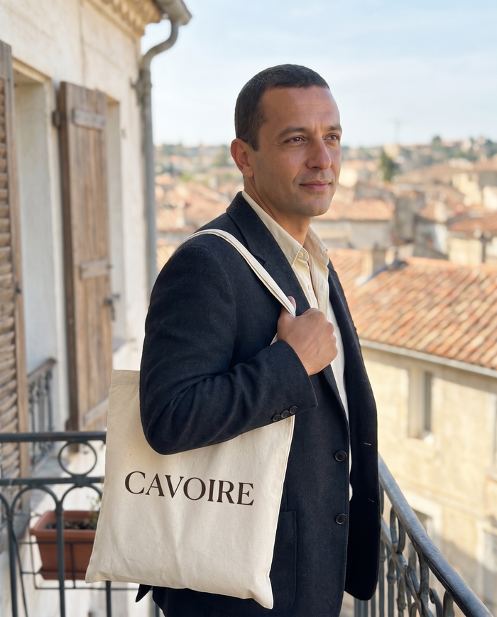 Homme enfilant un blazer anthracite sur un balcon
