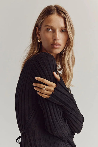 Élise - Robe pull femme longue col V côtelée avec manches longues et coupe évasée