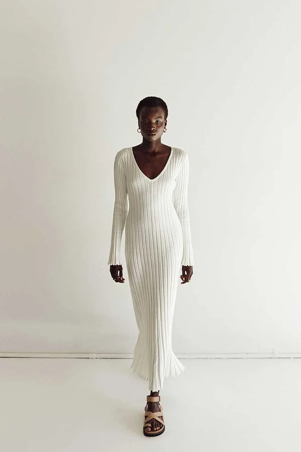 Élise - Robe pull femme longue col V côtelée avec manches longues et coupe évasée