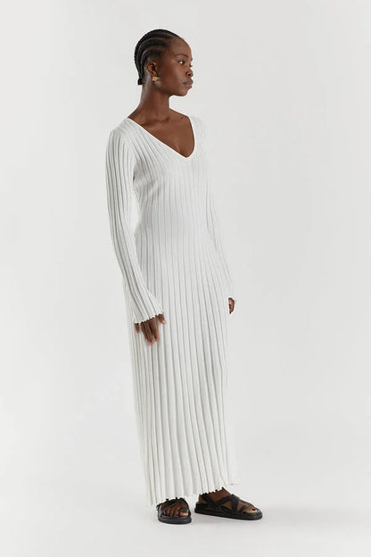 Élise - Robe pull femme longue col V côtelée avec manches longues et coupe évasée