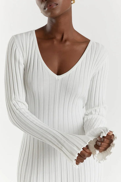 Élise - Robe pull femme longue col V côtelée avec manches longues et coupe évasée