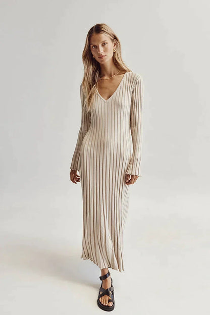 Élise - Robe pull femme longue col V côtelée avec manches longues et coupe évasée